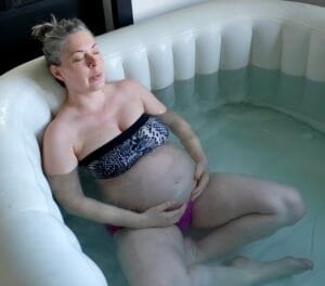 Accouchement de Johanna Sandretto. Méditation dans une baignoire pour accueillir bébé