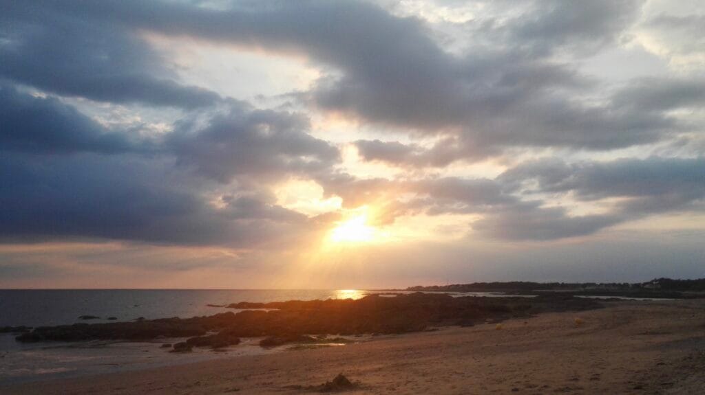 Ciel nuageux avec couché de soleil pour illustrer les moment de méditation en Présence