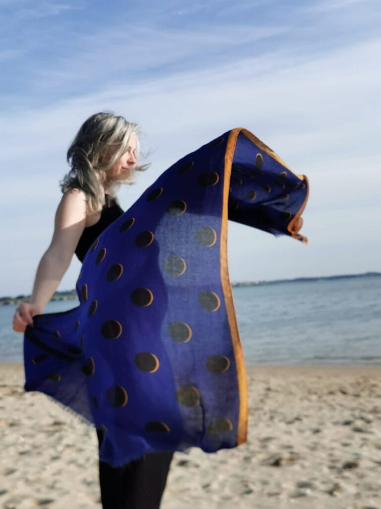 Photo de Johanna Sandretto lors d'une pratique de Mam'en Présence sur la plage avec un foulard