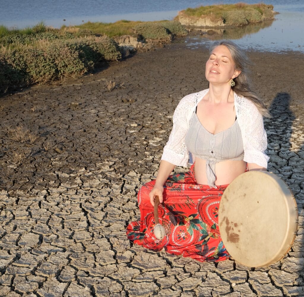 Photo de Johanna Sandretto - Assise en pleine méditation dans les marais salants d'Asserac.