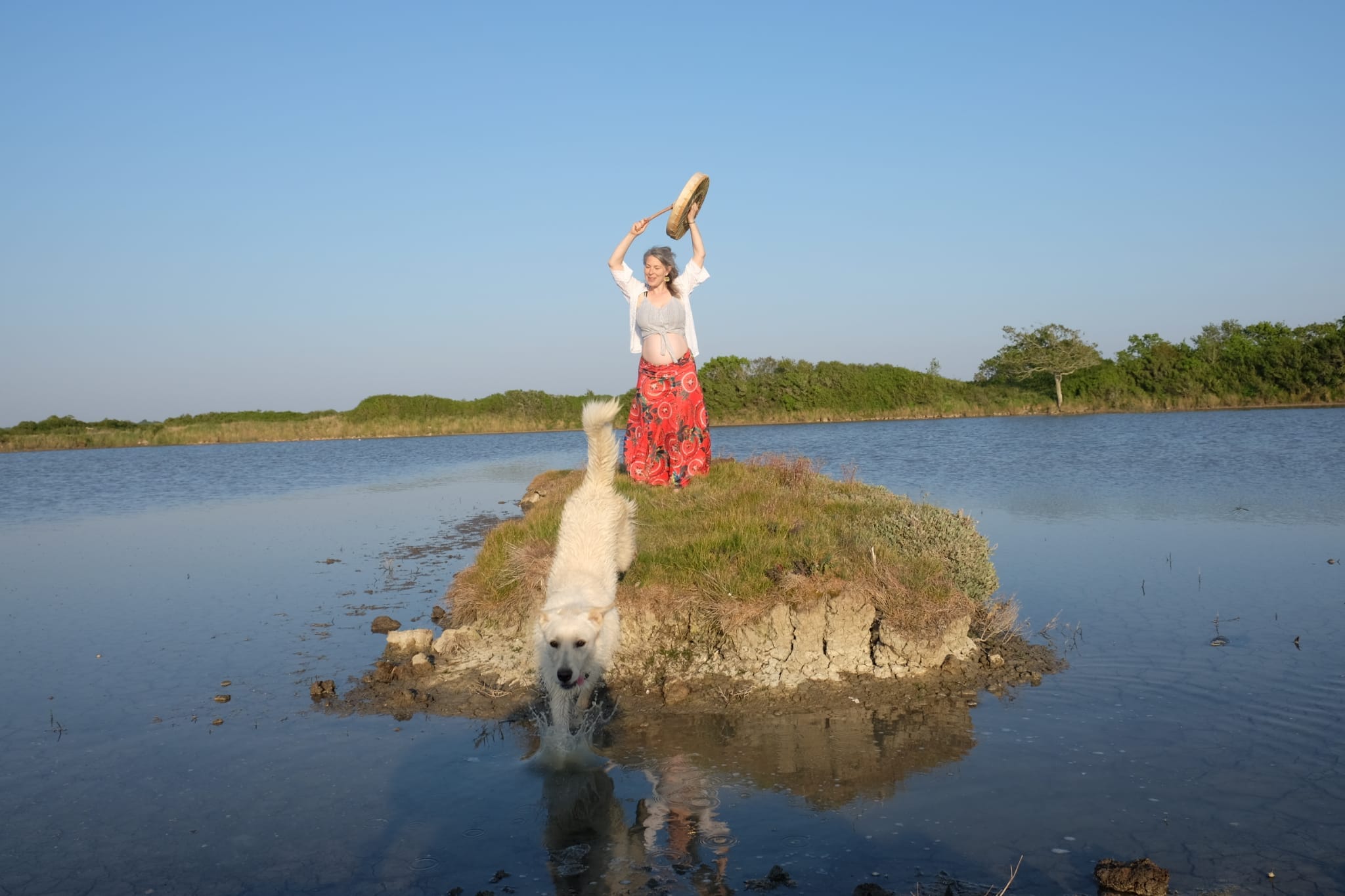 Portrait de Johanna Sandretto en pleine séance de chant au bord de l'eau