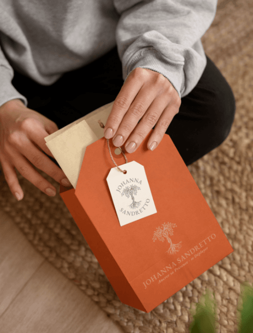 Femme ouvrant la pochette contenant son mala sur mesure par Johanna Sandretto