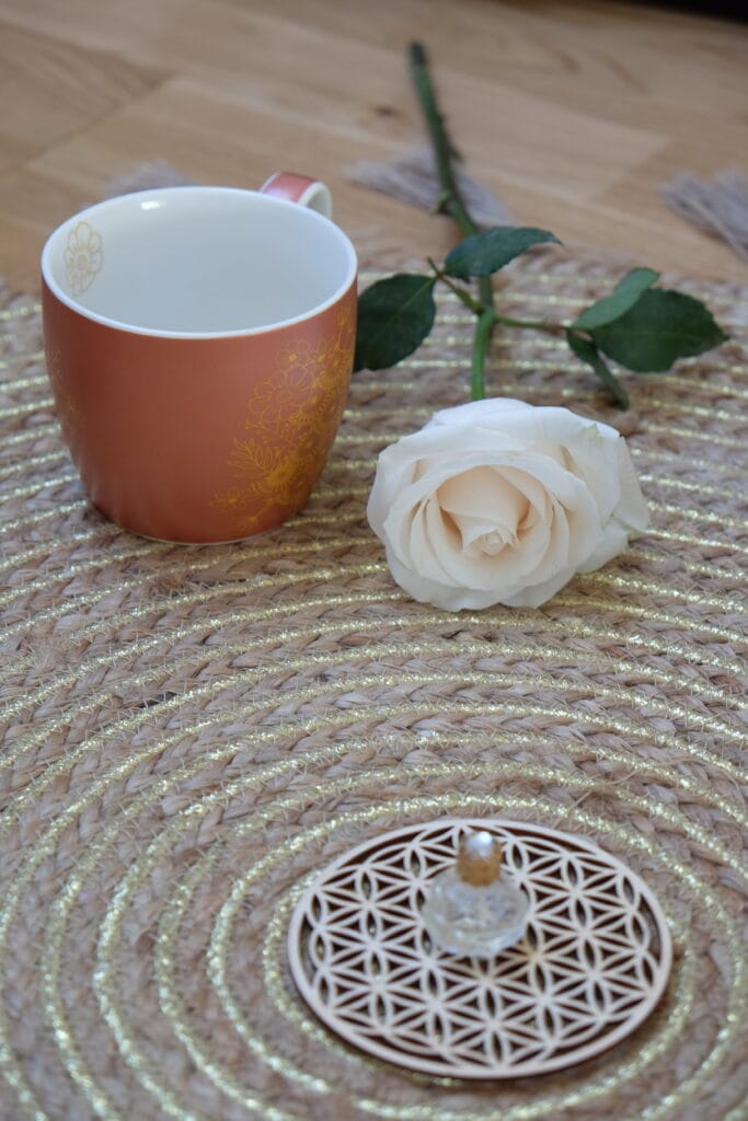 Onction atmosphère sur son tapis de méditation accompagné d'une rose