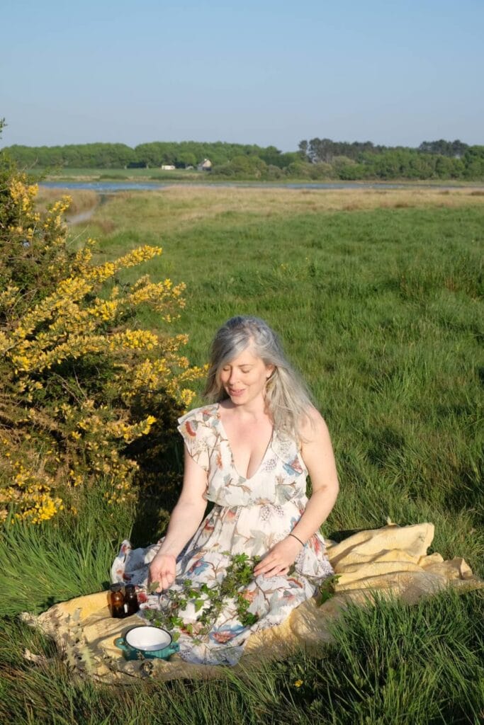 Photo de Johanna Sandretto confectionnant une onction en pleine nature à partir d'ingrédients naturels